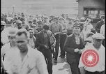 Standbild Ford workers jam pedestrian bridges and roadways Dearborn Michigan USA, 1928, aus Sekunde 49 historischem Filmmaterial Videoclip 65675078295