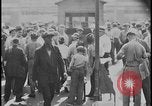 Standbild Ford workers jam pedestrian bridges and roadways Dearborn Michigan USA, 1928, aus Sekunde 54 historischem Filmmaterial Videoclip 65675078295