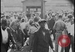 Standbild Ford workers jam pedestrian bridges and roadways Dearborn Michigan USA, 1928, aus Sekunde 55 historischem Filmmaterial Videoclip 65675078295
