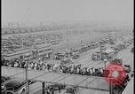 Standbild Ford workers jam pedestrian bridges and roadways Dearborn Michigan USA, 1928, aus Sekunde 57 historischem Filmmaterial Videoclip 65675078295