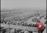 Standbild Ford workers jam pedestrian bridges and roadways Dearborn Michigan USA, 1928, aus Sekunde 58 historischem Filmmaterial Videoclip 65675078295