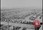 Standbild Ford workers jam pedestrian bridges and roadways Dearborn Michigan USA, 1928, aus Sekunde 59 historischem Filmmaterial Videoclip 65675078295