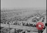 Standbild Ford workers jam pedestrian bridges and roadways Dearborn Michigan USA, 1928, aus Sekunde 60 historischem Filmmaterial Videoclip 65675078295