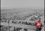 Standbild Ford workers jam pedestrian bridges and roadways Dearborn Michigan USA, 1928, aus Sekunde 61 historischem Filmmaterial Videoclip 65675078295