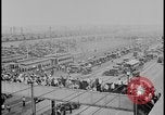 Standbild Ford workers jam pedestrian bridges and roadways Dearborn Michigan USA, 1928, aus Sekunde 62 historischem Filmmaterial Videoclip 65675078295