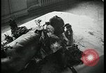 Image Officier allemand corps brûlés Berlin Allemagne, 1945, de la seconde 12 séquences d'archives historiques vidéo 65675078308