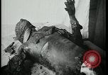 Image Officier allemand corps brûlés Berlin Allemagne, 1945, de la seconde 15 séquences d'archives historiques vidéo 65675078308