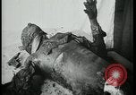 Image Officier allemand corps brûlés Berlin Allemagne, 1945, de la seconde 16 séquences d'archives historiques vidéo 65675078308