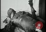 Image Officier allemand corps brûlés Berlin Allemagne, 1945, de la seconde 17 séquences d'archives historiques vidéo 65675078308