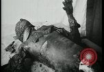 Image Officier allemand corps brûlés Berlin Allemagne, 1945, de la seconde 18 séquences d'archives historiques vidéo 65675078308