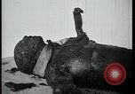 Image Officier allemand corps brûlés Berlin Allemagne, 1945, de la seconde 20 séquences d'archives historiques vidéo 65675078308