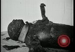 Image Officier allemand corps brûlés Berlin Allemagne, 1945, de la seconde 21 séquences d'archives historiques vidéo 65675078308