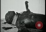 Image Officier allemand corps brûlés Berlin Allemagne, 1945, de la seconde 22 séquences d'archives historiques vidéo 65675078308