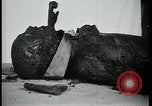 Image Officier allemand corps brûlés Berlin Allemagne, 1945, de la seconde 26 séquences d'archives historiques vidéo 65675078308