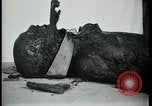 Image Officier allemand corps brûlés Berlin Allemagne, 1945, de la seconde 27 séquences d'archives historiques vidéo 65675078308
