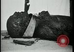 Image Officier allemand corps brûlés Berlin Allemagne, 1945, de la seconde 28 séquences d'archives historiques vidéo 65675078308