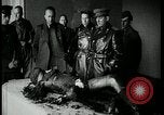 Image Officier allemand corps brûlés Berlin Allemagne, 1945, de la seconde 33 séquences d'archives historiques vidéo 65675078308