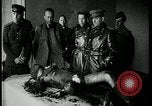 Image Officier allemand corps brûlés Berlin Allemagne, 1945, de la seconde 34 séquences d'archives historiques vidéo 65675078308