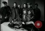 Image Officier allemand corps brûlés Berlin Allemagne, 1945, de la seconde 35 séquences d'archives historiques vidéo 65675078308