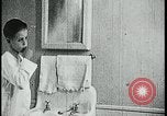 Standbild Junge Zähne putzen Kansas City Missouri USA, 1922, aus Sekunde 8 historischem Filmmaterial Videoclip 65675078317