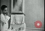 Standbild Junge Zähne putzen Kansas City Missouri USA, 1922, aus Sekunde 9 historischem Filmmaterial Videoclip 65675078317