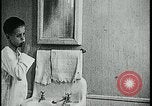 Standbild Junge Zähne putzen Kansas City Missouri USA, 1922, aus Sekunde 10 historischem Filmmaterial Videoclip 65675078317