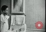 Standbild Junge Zähne putzen Kansas City Missouri USA, 1922, aus Sekunde 12 historischem Filmmaterial Videoclip 65675078317