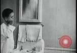 Standbild Junge Zähne putzen Kansas City Missouri USA, 1922, aus Sekunde 13 historischem Filmmaterial Videoclip 65675078317