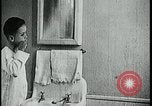 Standbild Junge Zähne putzen Kansas City Missouri USA, 1922, aus Sekunde 14 historischem Filmmaterial Videoclip 65675078317