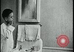 Standbild Junge Zähne putzen Kansas City Missouri USA, 1922, aus Sekunde 15 historischem Filmmaterial Videoclip 65675078317