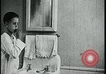 Standbild Junge Zähne putzen Kansas City Missouri USA, 1922, aus Sekunde 18 historischem Filmmaterial Videoclip 65675078317