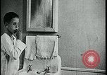Standbild Junge Zähne putzen Kansas City Missouri USA, 1922, aus Sekunde 19 historischem Filmmaterial Videoclip 65675078317