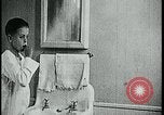 Standbild Junge Zähne putzen Kansas City Missouri USA, 1922, aus Sekunde 20 historischem Filmmaterial Videoclip 65675078317
