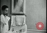 Standbild Junge Zähne putzen Kansas City Missouri USA, 1922, aus Sekunde 21 historischem Filmmaterial Videoclip 65675078317