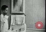 Standbild Junge Zähne putzen Kansas City Missouri USA, 1922, aus Sekunde 24 historischem Filmmaterial Videoclip 65675078317