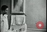 Standbild Junge Zähne putzen Kansas City Missouri USA, 1922, aus Sekunde 25 historischem Filmmaterial Videoclip 65675078317