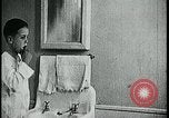Standbild Junge Zähne putzen Kansas City Missouri USA, 1922, aus Sekunde 28 historischem Filmmaterial Videoclip 65675078317
