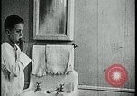 Standbild Junge Zähne putzen Kansas City Missouri USA, 1922, aus Sekunde 29 historischem Filmmaterial Videoclip 65675078317