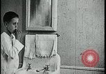 Standbild Junge Zähne putzen Kansas City Missouri USA, 1922, aus Sekunde 30 historischem Filmmaterial Videoclip 65675078317