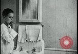 Standbild Junge Zähne putzen Kansas City Missouri USA, 1922, aus Sekunde 31 historischem Filmmaterial Videoclip 65675078317