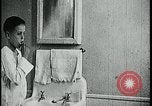 Standbild Junge Zähne putzen Kansas City Missouri USA, 1922, aus Sekunde 32 historischem Filmmaterial Videoclip 65675078317