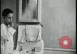 Standbild Junge Zähne putzen Kansas City Missouri USA, 1922, aus Sekunde 34 historischem Filmmaterial Videoclip 65675078317