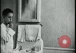 Standbild Junge Zähne putzen Kansas City Missouri USA, 1922, aus Sekunde 35 historischem Filmmaterial Videoclip 65675078317
