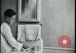 Standbild Junge Zähne putzen Kansas City Missouri USA, 1922, aus Sekunde 39 historischem Filmmaterial Videoclip 65675078317