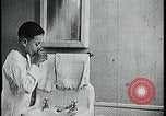 Standbild Junge Zähne putzen Kansas City Missouri USA, 1922, aus Sekunde 41 historischem Filmmaterial Videoclip 65675078317