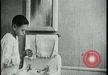Standbild Junge Zähne putzen Kansas City Missouri USA, 1922, aus Sekunde 42 historischem Filmmaterial Videoclip 65675078317