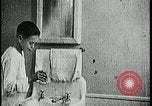 Standbild Junge Zähne putzen Kansas City Missouri USA, 1922, aus Sekunde 43 historischem Filmmaterial Videoclip 65675078317