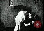 Standbild Junge Zähne putzen Kansas City Missouri USA, 1922, aus Sekunde 46 historischem Filmmaterial Videoclip 65675078317