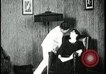 Standbild Junge Zähne putzen Kansas City Missouri USA, 1922, aus Sekunde 47 historischem Filmmaterial Videoclip 65675078317