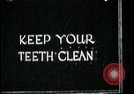 Standbild Junge Zähne putzen Kansas City Missouri USA, 1922, aus Sekunde 54 historischem Filmmaterial Videoclip 65675078317